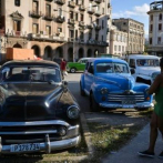 Los viejos taxis de Cuba se enfrentan a nuevas normas y se complica el transporte