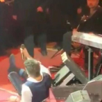 ¡Ups! Alejandro Fernández se cae, se levanta, sigue cantando y ahora se burla
