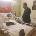 Leonel Fernández acude al Darío Contreras para visitar a Karen Ricardo tras accidente