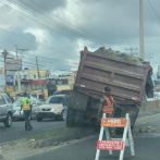 Camión cargado de arena y piedra se accidenta en la autopista Duarte y provoca tapón