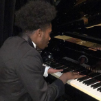 La historia de un adolescente que toca piano con cuatro dedos como profesional