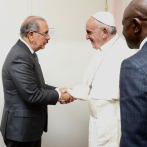 Papa Francisco y presidente Medina se saludan previo a una de las sesiones del FIDA