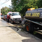 Camiones cisterna se abastecen para vender agua en sectores de la capital afectados por avería