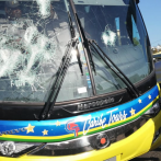 En vivo: Chofer de Caribe Tours se atrinchera en autobús tras matar a motorista de un disparo