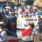 Vestidos de blanco y ondeando la bandera nacional, banilejos marchan contra la violencia y represión policial