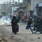 Militares venezolanos dispersan con gases a manifestantes en puente fronterizo con Colombia