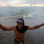 Antichavistas y agentes venezolanos se enfrentan en frontera con Brasil