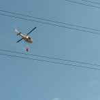 Usan dos helicópteros de la FAD para combatir fuego en fábrica de plástico de Haina