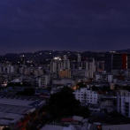 Medio Venezuela completa 40 horas sin luz y en Caracas llega a algunas zonas