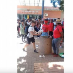 Joven recoge toda la basura lanzada por dos estudiantes en una universidad