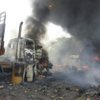 ¿Un hombre vierte gasolina sobre un camión en llamas en la frontera con Venezuela?