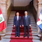 Canciller firma tres acuerdos con Perú