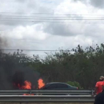 Se incendia vehículo en Autovía del Este; conductor sale ileso