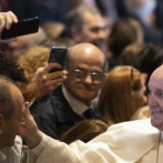 VIDEO: Papa Francisco no permite que le besen 