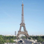 La Torre Eiffel celebra con música, fotos, juegos y teatro su 130 aniversario