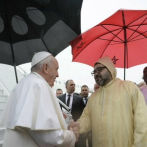 Papa Francisco llega a Rabat y es recibido por el rey Mohamed VI