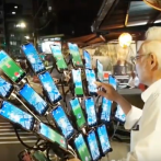 Video: 'El Tío Pokémon', un taiwanés que atrapa criaturas con 24 móviles en su bici