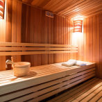 Policía desnudo detiene a un fugitivo en una sauna de Suecia