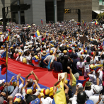 Calles de Caracas se llenan de chavistas y opositores en marchas separadas