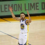 Curry se encumbra con 38 puntos y Warriors salen al frente 1-0 en el Oeste