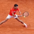 Djokovic avanza con sufrimiento a los octavos