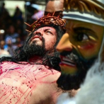 Cientos de filipinos se flagelan y se crucifican en Viernes Santo