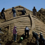 Decenas de esculturas en arena recrean un pasaje de la Biblia en Bolivia