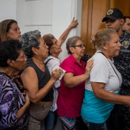 Largas filas de nuevo en Caracas, esta vez por la ayuda humanitaria