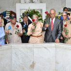 Instituciones conmemoran aniversario gesta 24 de abril con ofrenda floral