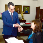 Embajadora de EEUU visita al presionado presidente del TSE