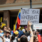 Arengas y cantos trasladan crisis de Venezuela a su embajada en Washington
