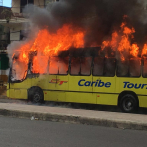 Se incendia autobús en la avenida San Vicente de Paúl