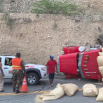 Se vuelca camión de alimentos en carretera Azua-Baní; es el tercer accidente en últimas semanas