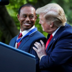 Donald Trump entrega a Tiger Woods la 
