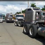Camiones de Fenatrado bloquean el paso en la frontera con Dajabón