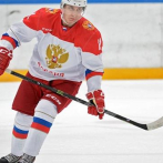 Putin jugó hockey, marcó goles, pero luego cayó al piso cuando no lo esperaba