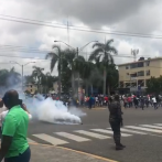 Policía lanza bombas lacrimógenas a trabajadores de Punta Catalina, tras bloquear el tránsito en la Jiménez Moya