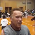 Atacan con una patada por la espalda a Arnold Schwarzenegger