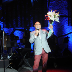 Gilberto lanza flores a Chiquito Team Band