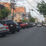 El doble parqueo provoca caos en calles de la Capital