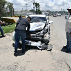 Dos vehículos chocan de frente en autopista Duarte