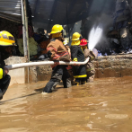 Bomberos aun no pueden controlar fuego en fábrica de Puñal, en Santiago