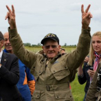 Veterano de 97 años salta en paracaídas para conmemorar 75 años del desembarco