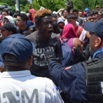 México frena caravana migrantes mientras negocia aranceles con EEUU