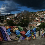 Escobas y grafitis artísticos para embellecer la mayor favela de Venezuela