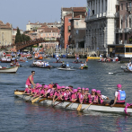 Mujeres gondoleras enseñan el arte de remar en Venecia