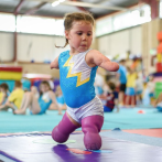 Niña británica de cinco años con las extremidades amputadas sorprende como gimnasta