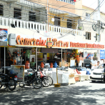Vendedores de tiendas se adueñan de aceras en la calle Albert Thomas