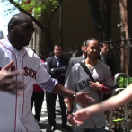 VIDEO: El día que David Ortiz salió a repartir abrazos... ¡en Nueva York!