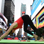 La plaza neoyorquina de Times Square celebra con yoga el solsticio de verano